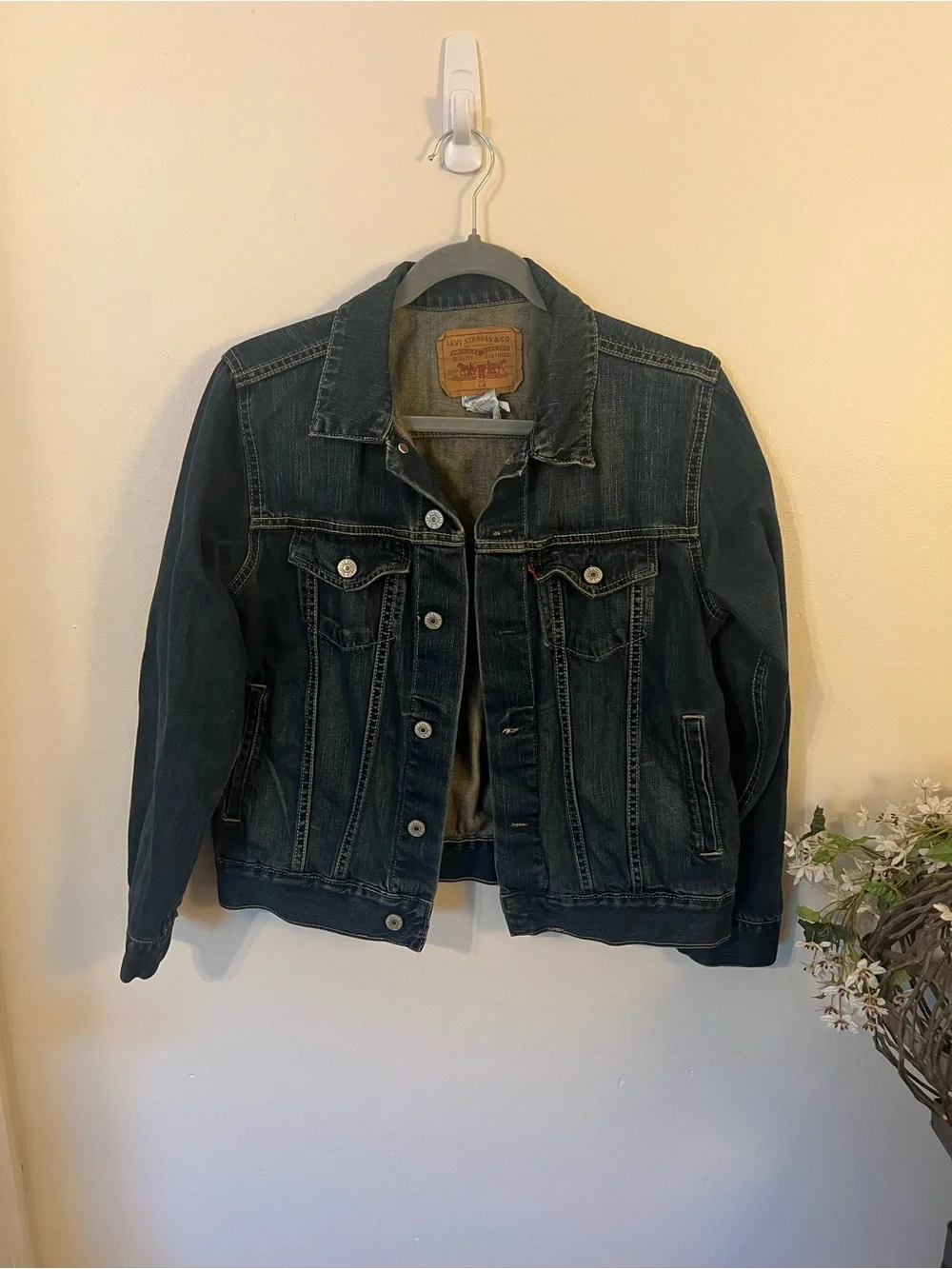Levi’s Classic Dark Wash Denim Trucker Jacket - Picture 2 of 2